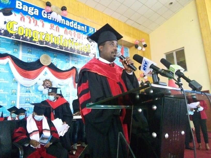 የሰላሌ ዩኒቨርስቲ በተለያዩ የትምህርት መስኮች ያሰለጠናቸውን 1054 ተማሪዎችን አስመረቀ