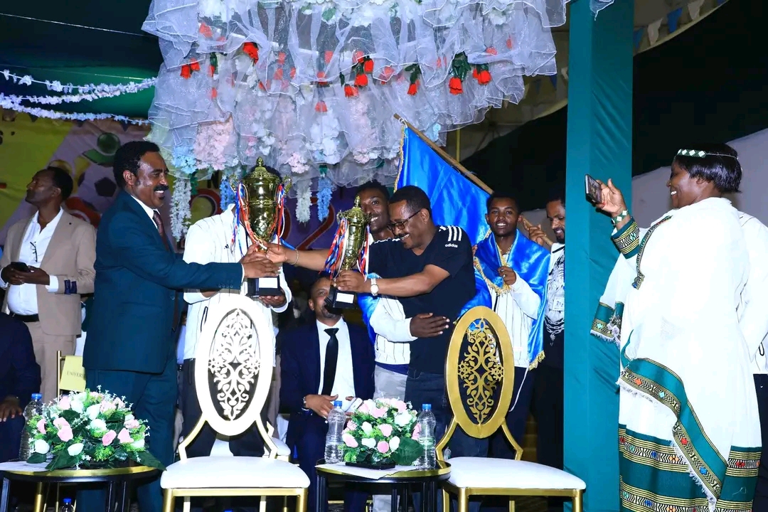 Feestivaala Ispoortii barattoota Yuunivarsiitiiwwan Itoophiyaa marsaa 10ffaaf Yuunivarsiitii Jimmaatti gaggeeffamaa tureen Yuunivarsiitiin Salaalee garee atileetiksiin Geeba lama argatee